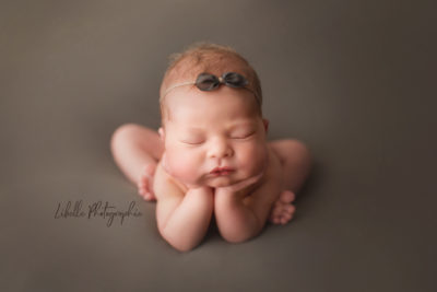 Neugeborene werden in den ersten 10 Tagen nach der Geburt von Libelle Photographie aufgenommen.
